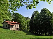 31 Rifugio Monte Zucco,, del G.E.S.P. (1150 m), collocato nella bella radura prativa dei ‘Foppi’